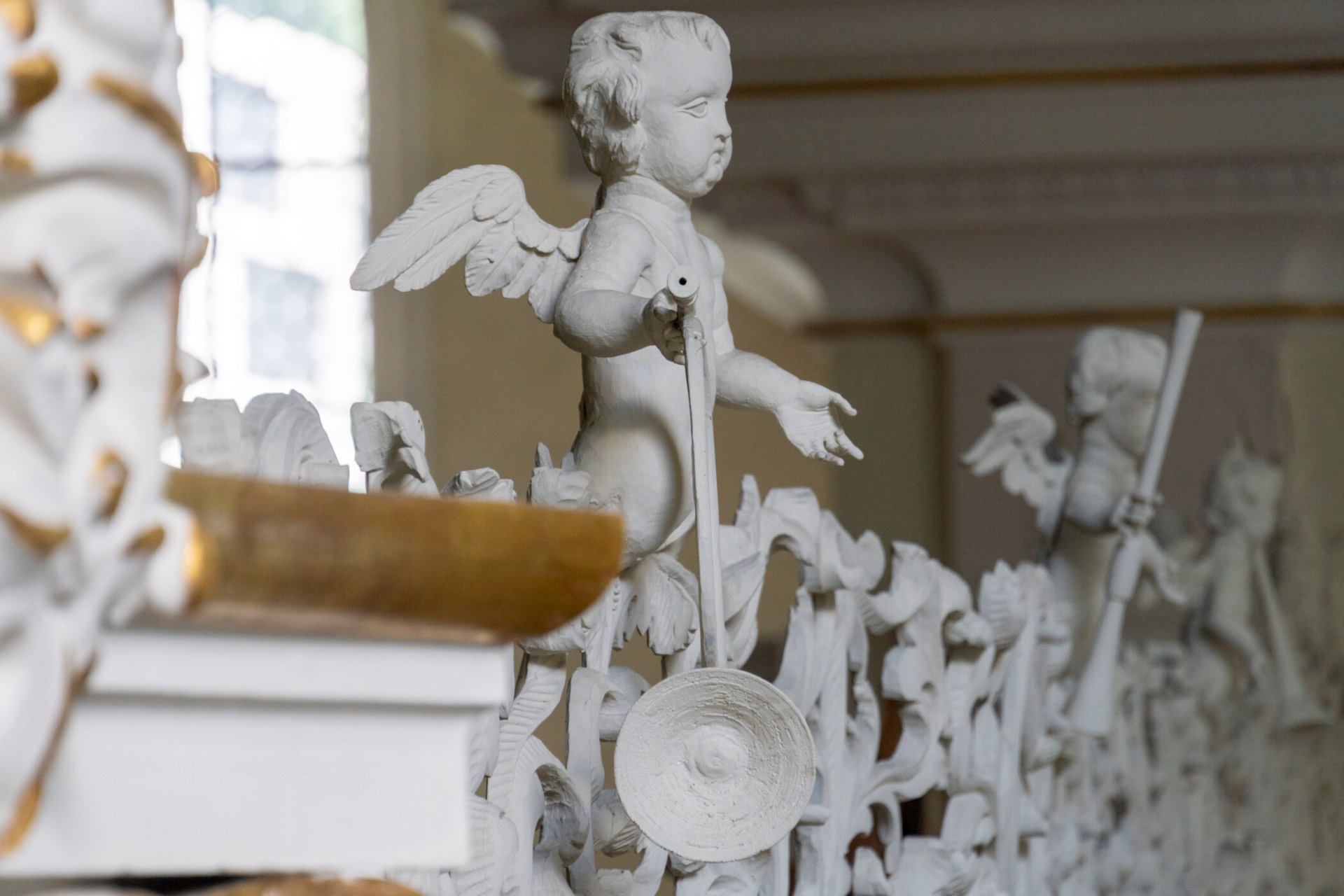Escultura clássica em ambiente sacro