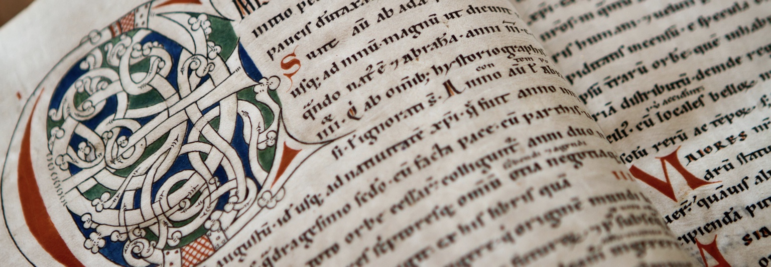 Manuscrito iluminado medieval com letra capital