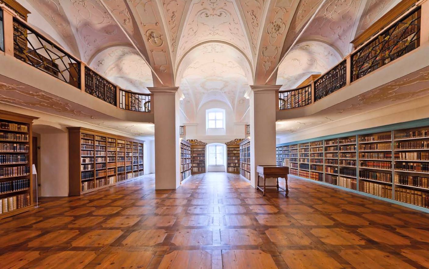 Biblioteca clássica com arcos e livros antigos